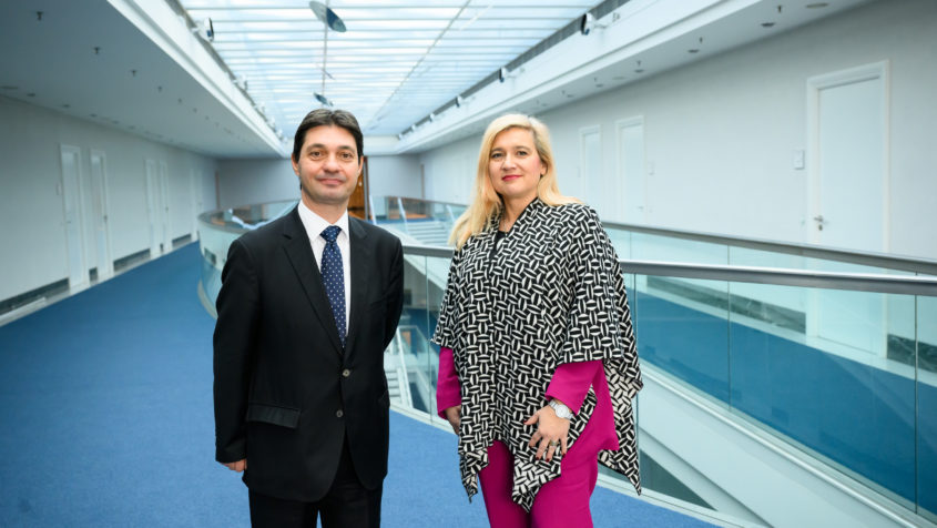 Europaministerin Melanie Huml, MdL (rechts), und der türkische Generalkonsul Süalp Erdoǧan (links) in der Staatskanzlei.