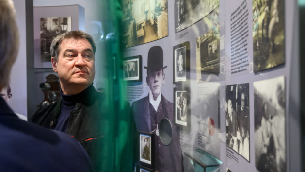 Ministerpräsident Dr. Markus Söder, MdL, bei einem Rundgang durch die Sonderausstellung „Krautwurst & Weißwickel – Karl Valentin & Kurt Schwitters – Eine DADA-Collage“.