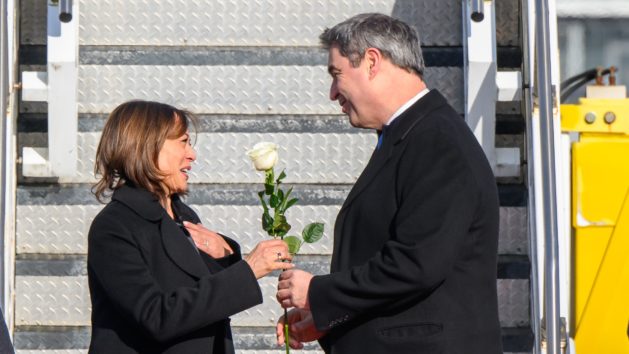 US-Vizepräsidentin Kamala Harris (links) wird von Ministerpräsident Dr. Markus Söder, MdL (rechts), am Flughafen München begrüßt.