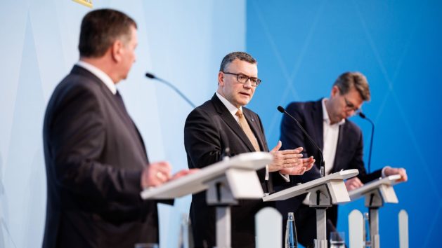 Pressekonferenz nach der Kabinettssitzung (v.l.n.r.): Bauminister Christian Bernreiter, Staatskanzleiminister Dr. Florian Herrmann, MdL, und Wissenschaftsminister Markus Blume, MdL.
