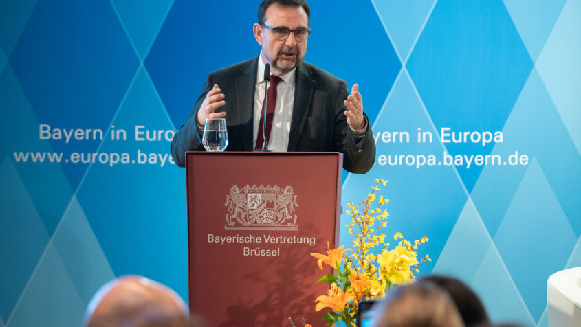 Staatsminister Klaus Holetschek, MdL, eröffnete die Podiumsdiskussion zu dem Thema: „Der Europäische Gesundheitsdatenraum – ein Game Changer?“ in der Vertretung des Freistaates Bayern bei der Europäischen Union mit einem Impulsvortrag. ©Zacarias Garcia