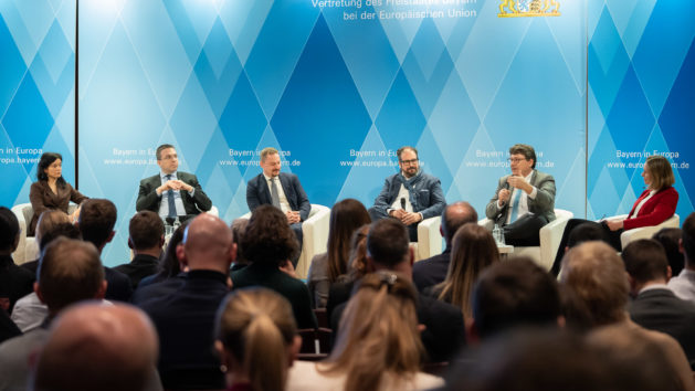 Im voll besetzen Veranstaltungsraum diskutierten (v.l.n.r.) Jelena Malinina, Data Director bei EURORDIS, Tomislav Sokol, MdEP, Ralph Kuhne, Mitglied im Kabinett der Gesundheitskommissarin Stella Kyriakides, Nick Schneider, Referatsleiter für Grundsatzfragen, neue Technologien und Datennutzung im Bundesgesundheitsministerium und Dr. Bernd Ohnesorge von Siemens Healthineers unter der Moderation von Annabel Seebohm, Generalsekretärin von COCIR. ©Zacarias Garcia