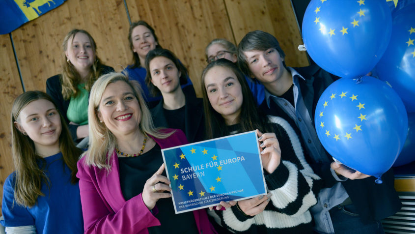Das Staffelsee-Gymnasium Murnau wird von Europaministerin Melanie Huml, MdL, mit der Europa-Urkunde ausgezeichnet.