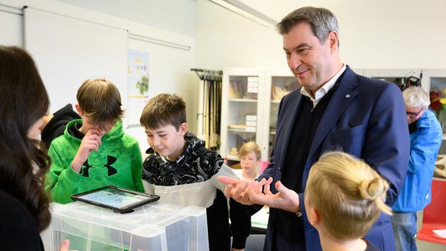 „Der Freistaat unterstützt den digitalen Wandel an den Schulen mit über einer Milliarde Euro: schnelles Internet, digitale Klassenzimmer, auf Dauer kostenlose Laptops und Tablets.“ - Ministerpräsident Dr. Markus Söder, MdL.