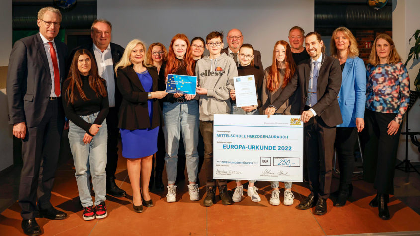 Die Mittelschule Herzogenaurach wird von Europaministerin Melanie Huml, MdL, mit der Europa-Urkunde ausgezeichnet.
