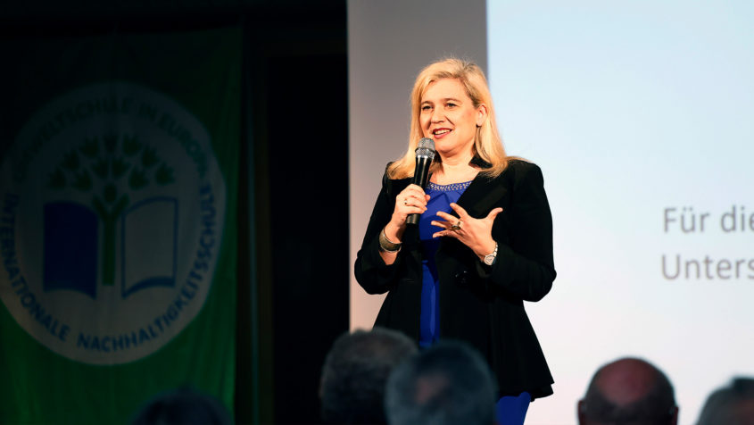 Europaministerin Melanie Huml, MdL, hält eine Rede.