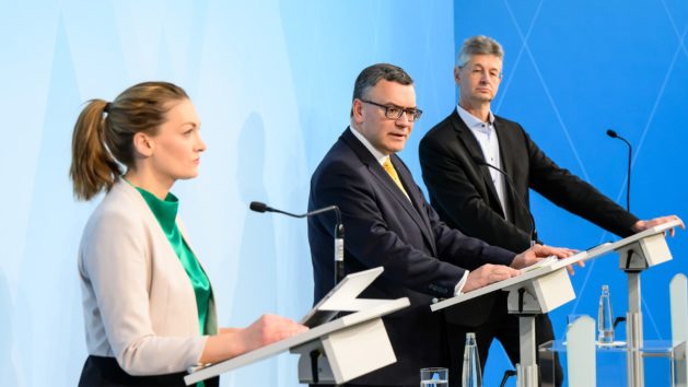 Die Pressekonferenz mit Digitalministerin Judith Gerlach, MdL, Staatskanzleiminister Dr. Florian Herrmann, MdL, und Kultusminister Prof. Dr. Michael Piazolo, MdL (v.l.n.r.), findet im Foyer des Prinz-Carl-Palais statt.