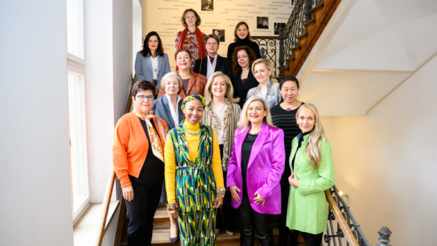 Treffen anlässlich des Internationalen Frauentages: Staatsministerin Melanie Huml, MdL, und General- und Honorarkonsulinnen in Bayern im Literaturhaus in München.