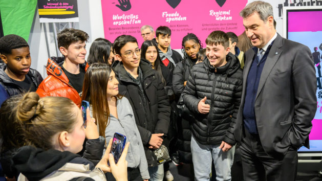 „Bayern stärkt das Handwerk: Wir machen an den Schulen ab jetzt jedes Jahr einen ‚Tag des Handwerks‘.“ - Ministerpräsident Dr. Markus Söder, MdL.