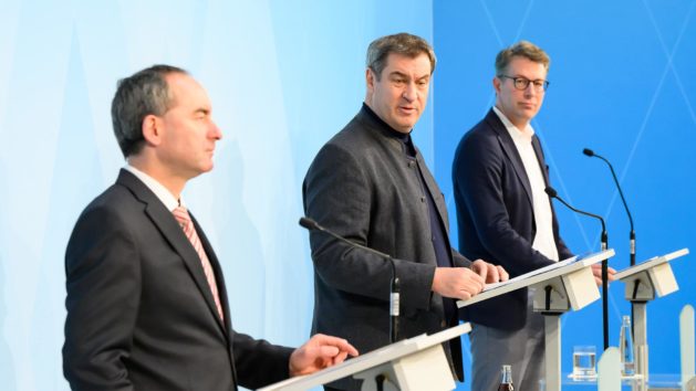 Pressekonferenz mit Wirtschaftsminister Hubert Aiwanger, MdL, Ministerpräsident Dr. Markus Söder, MdL, und Wissenschaftsminister Markus Blume, MdL (v.l.n.r.).