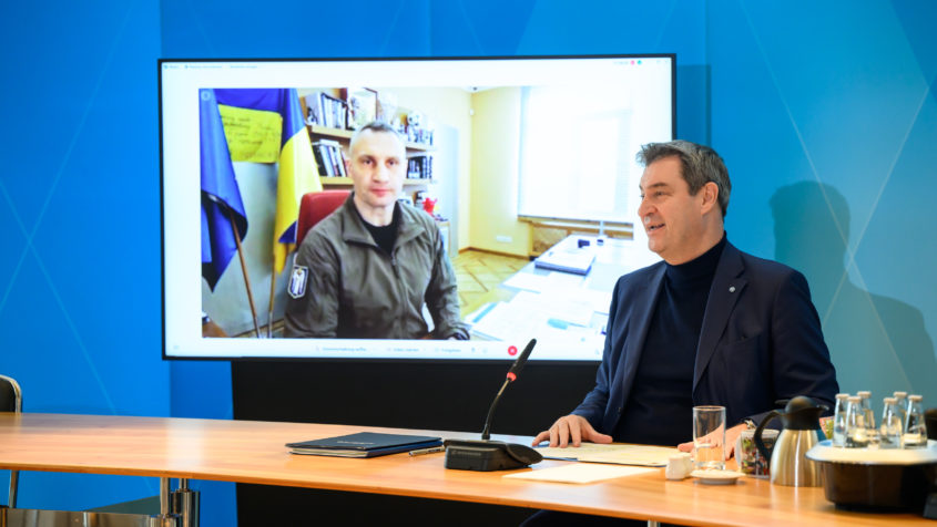 Zu Beginn der Kabinettssitzung wird der Bürgermeister der Stadt Kiew, Vitali Klitschko, virtuell zugeschaltet. Ministerpräsident Dr. Markus Söder, MdL: 