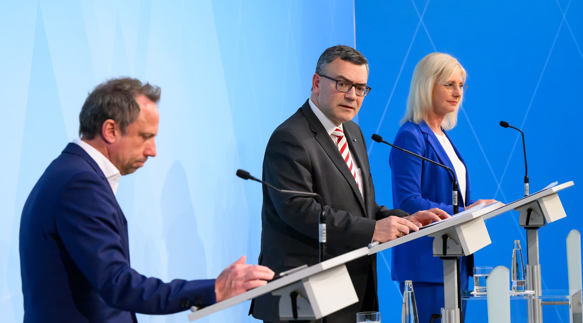 Pressekonferenz mit Umweltminister Thorsten Glauber, MdL, Staatskanzleiminister Dr. Florian Herrmann, MdL, und Familienministerin Ulrike Scharf, MdL (v.l.n.r.).