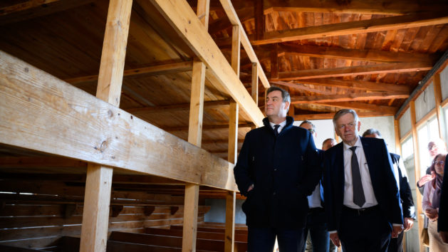 Ministerpräsident Dr. Markus Söder, MdL, und der Direktor der Stiftung Bayerische Gedenkstätten, Landtagsvizepräsident Karl Freller, MdL, eröffnen die Ausstellung „Auftakt des Terrors – Frühe Konzentrationslager im Nationalsozialismus“ anlässlich 90 Jahre Konzentrationslager Dachau.