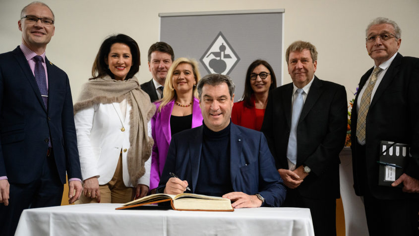 Im Rahmen des Festakts zu 100 Jahre ländliche Entwicklung in Franken trägt sich Ministerpräsident Dr. Markus Söder, MdL, in das Goldene Buch der Stadt Iphofen ein. Mit dabei unter anderem der 1. Bürgermeister der Stadt Ipenhofen, Dieter Lenzer (links), Landwirtschaftsministerin Michaela Kaniber, MdL (2. von links), Innenstaatssekretär Sandro Kirchner, MdL (3. von links), und Europaministerin Melanie Huml, MdL (4. von links).