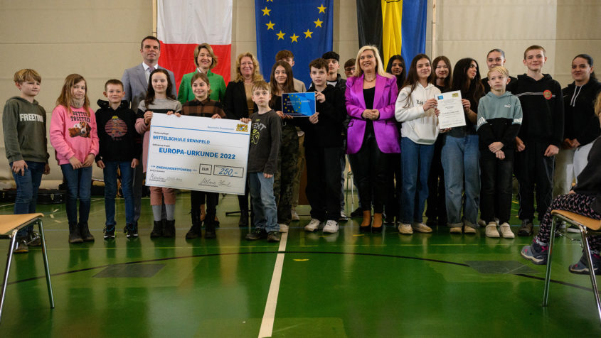 Die Mittelschule Sennfeld wird von Europaministerin Melanie Huml, MdL, mit der Europa-Urkunde ausgezeichnet.