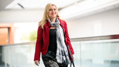 Europaministerin Melanie Huml, MdL, auf dem Weg in den Ministerratssaal.