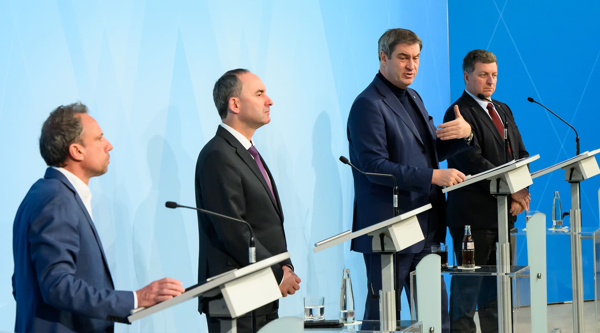 Pressekonferenz mit Umweltminister Thorsten Glauber, MdL, Wirtschaftsminister Hubert, Aiwanger, MdL, Ministerpräsident Dr. Markus Söder, MdL, und Bauminister Christian Bernreiter (v.l.n.r.).