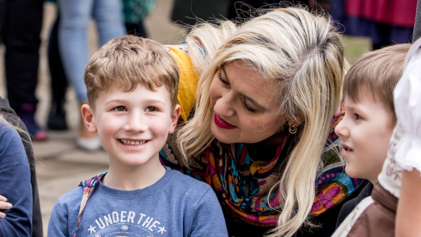 „Ich freue mich ganz besonders, mit dem Evangelischen Kindergarten Johannis in Sonthofen heute die erste Kita in ganz Bayern mit der Europa-Urkunde auszeichnen zu dürfen.“ - Europaministerin Melanie Huml, MdL.
