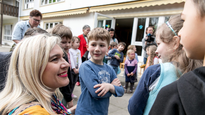 Europaministerin Melanie Huml, MdL, im Gespräch mit Kindern des Evangelischen Kindergarten Johannis in Sonthofen.