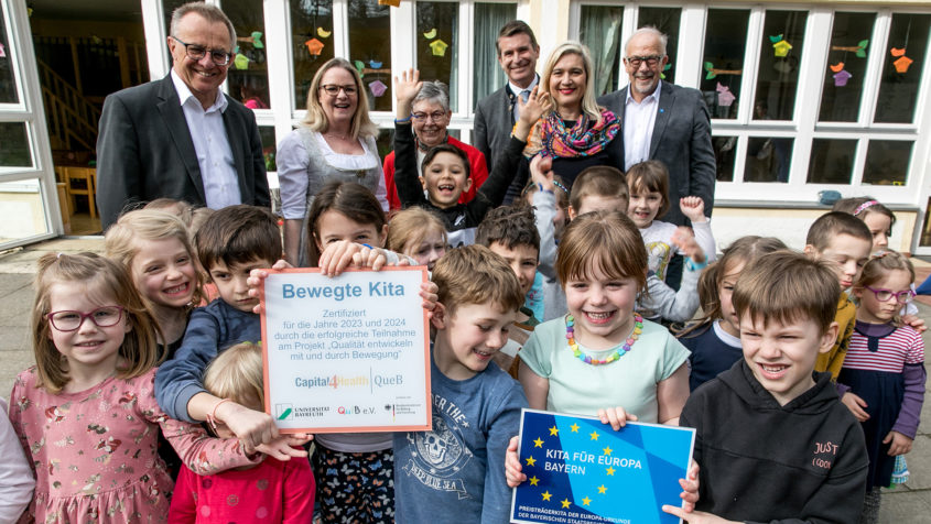 Der Evangelische Kindergarten Johannis in Sonthofen wird von Europaministerin Melanie Huml, MdL, mit der Europa-Urkunde ausgezeichnet.