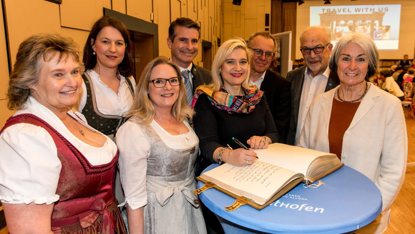 Im Rahmen der Verleihung der Europa-Urkunde an den Evangelischen Kindergarten Johannis in Sonthofen trägt sich Europaministerin Melanie Huml, MdL, in das Goldene Buch der Stadt Sonthofen ein.