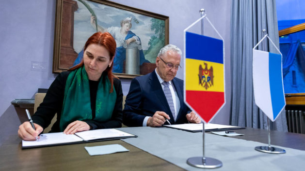 Ana Revenco, Innenministerin Moldau, und Staatsminister Joachim Herrmann, MdL, bei der Unterzeichnung der Gemeinsamen Erklärung Bayern - Moldau. ©Dani Oshi
