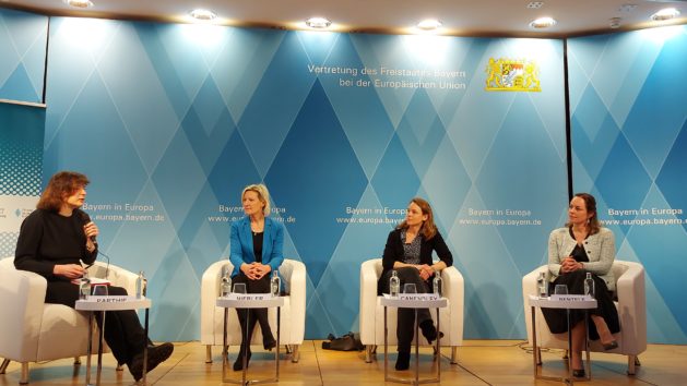 Die Teilnehmer der Podiumsveranstaltung (v.l.n.r.): Sandra Parthie, Moderatorin und Leiterin des Instituts der deutschen Wirtschaft in Brüssel; Prof. Dr. Angelika Niebler, MdEP, Vorsitzen-de der CSU-Europagruppe und Mitglied im ITRE-Ausschuss; Christiane Canenbley, Stellver-tretende Kabinettchefin der Exekutiv-Vizepräsidentin der Europäischen Kommission, Mar-grethe Vestager, und Hildegard Bentele, MdEP, Mitglied im ITRE-Ausschuss ©Hanns-Seidel-Stiftung