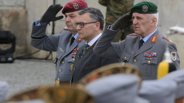 Staatsminister Dr. Florian Herrmann, MdL (Mitte), während des Übergabeappells für den Kommandeur Einsatz und Stellvertreter des Inspekteurs des Heeres am Schloss Nymphenburg.