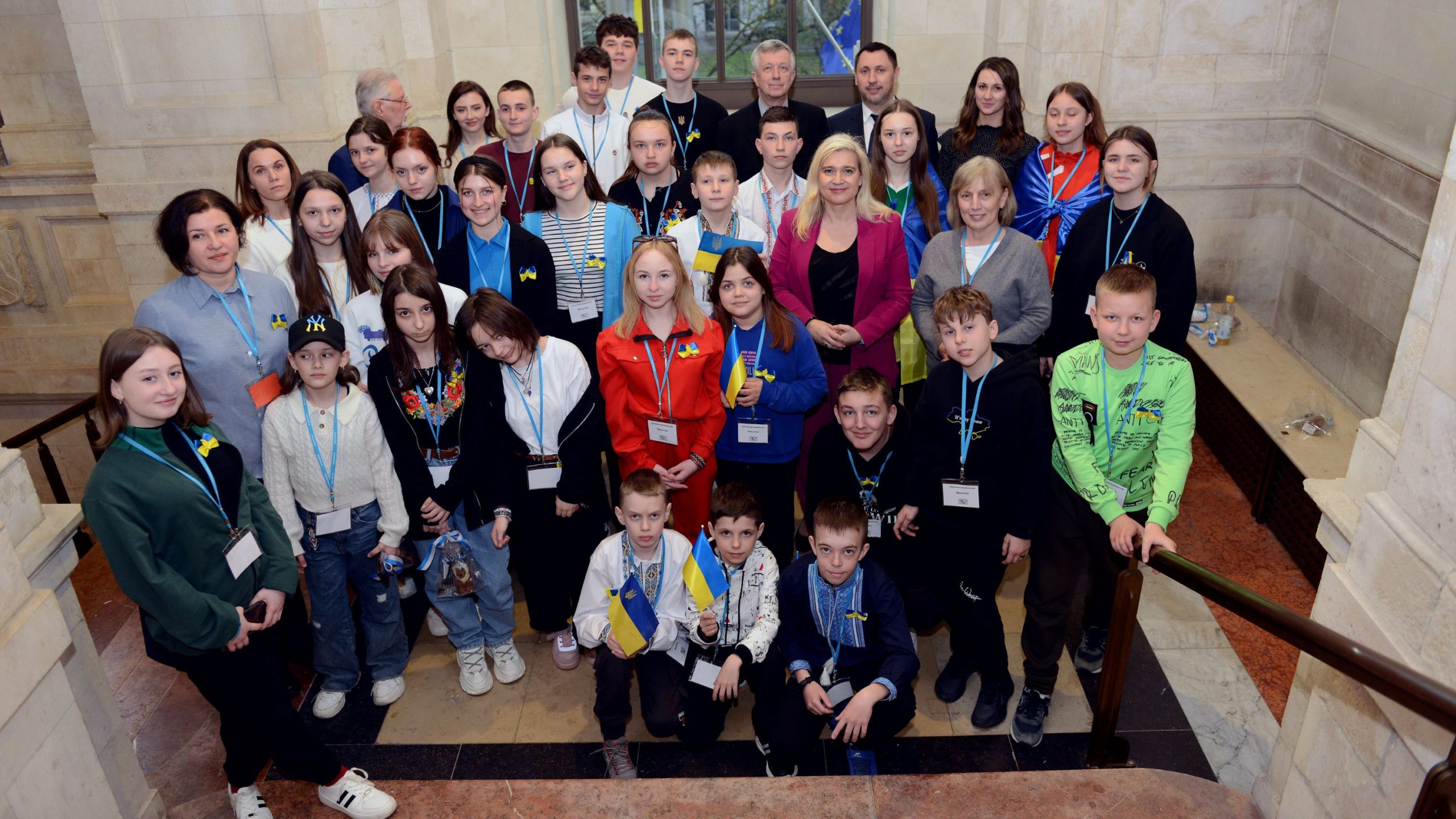 Gruppenbild mit Europaministerin Melanie Huml, MdL, dem ukrainischen Generalkonsul Yuriy Yarmilko, dem ukrainischen Abgeordneten Andrii Strikharskyi und ukrainischen Kindern im Kuppelsaal der Bayerischen Staatskanzlei.
