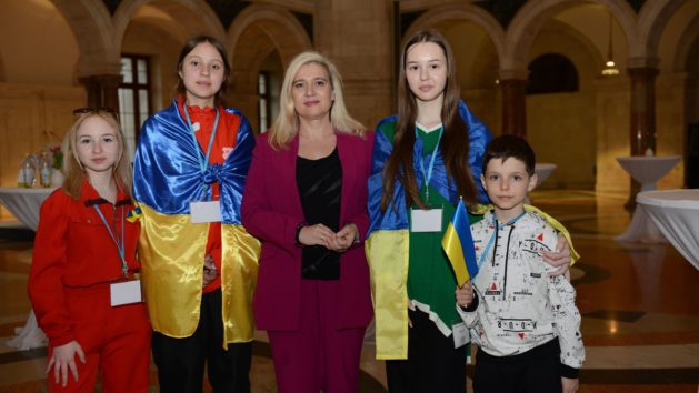 Rund 30 ukrainische Kinder und Halbwaisen von Angehörigen der ukrainischen Sicherheitsbehörden besuchen im Rahmen eines zweiwöchigen Aufenthalts u.a. die Bayerische Staatskanzlei.