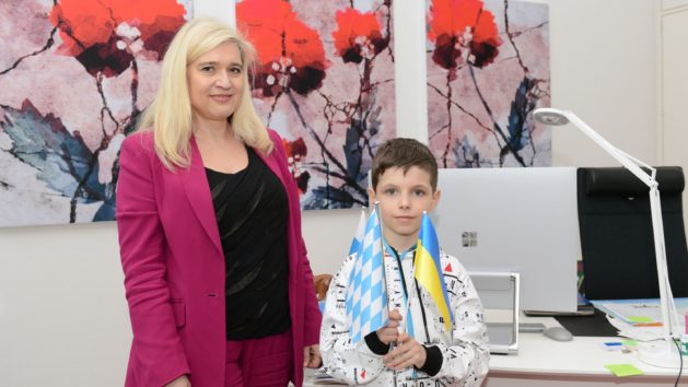 Europaministerin Melanie Huml, MdL, empfängt ukrainische Kinder in der Bayerischen Staatskanzlei.