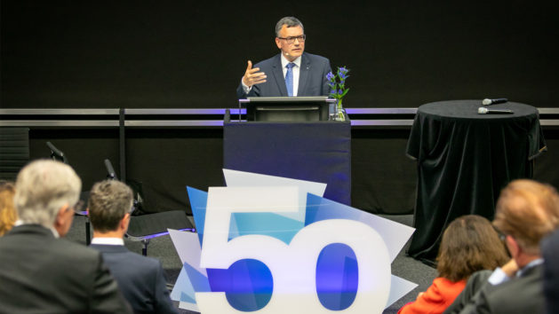 Staatsminister zu 50 Jahre Max-Planck-Institut für Biochemie in Martinsried: "50 Jahre Pionierarbeit, Grundlagen- und Spitzenforschung zum Wohle der Menschen." © Axel Grisch / Max-Planck-Institut