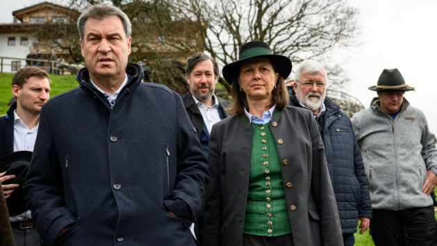 Ministerpräsident Dr. Markus Söder, MdL, und Lantagspräsidentin Ilse Aigner, MdL, informieren sich über die aktuelle Situation der Wolfs- und Bärenrisse in der Bergregion in Oberaudorf.