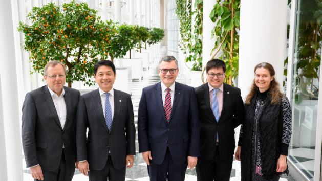 In der Staatskanzlei (v.l.n.r.): Der Präsident der acatech - Deutsche Akademie der Technikwissenschaften e.V., Prof. Dr.-Ing. Jan Wörner, der Gründer und CEO der Astroscale Holdings Inc., Nobu Okada, Staatsminister Dr. Florian Herrmann, MdL, der Head of Future Business (Europe) der Astroscale Holdings Inc., Jason Forshaw, und die Leiterin von Invest in Bavaria, Gudrun Weidmann.