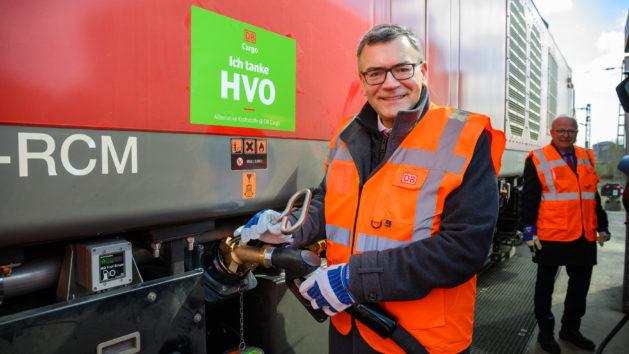 Staatsminister Dr. Florian Herrmann, MdL, an der HVO-Tankstelle am DB Cargo Werk München Nord.