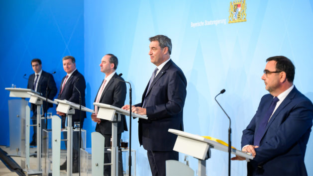 Pressekonferenz mit Verkehrsminister Christian Bernreiter, Wirtschaftsminister Hubert Aiwanger, MdL, Ministerpräsident Dr. Markus Söder, MdL, und Gesundheitsminister Klaus Holetschek, MdL (v.l.n.r.).