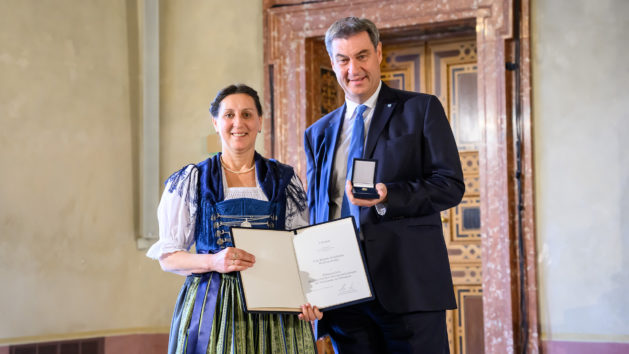 Mit dem Ehrenzeichen für Verdienste im Ehrenamt zeichnet Ministerpräsident Dr. Markus Söder, MdL (rechts), unter anderem Brigitte Kohlhuber (links), ...