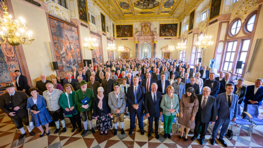 Ministerpräsident Dr. Markus Söder, MdL, mit ehrenamtlich tätigen Frauen und Männern aus Oberbayern, Niederbayern und Schwaben, die mit dem Ehrenzeichen des Bayerischen Ministerpräsidenten für Verdienste im Ehrenamt geehrt wurden.