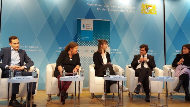 Die Teilnehmer der Podiumsveranstaltung (v.l.n.r.): Jonas Strasser, Stipendiat der Bayerischen EliteAkademie; Irina Orssich, Bereichsleiterin Künstliche Intelligenz, Politikentwicklung und -koordinierung der GD CNECT, Europäische Kommission; die Moderatorin Paula Gürtler, Centre for European Policy Studies; Prof. Dr. Joep Crompvoets, Public Governance Institute, Katholische Universität Löwen und Sabrina Caroli, Leiterin des Europabüro Bitkom e.V. ©Hanns-Seidel-Stiftung
