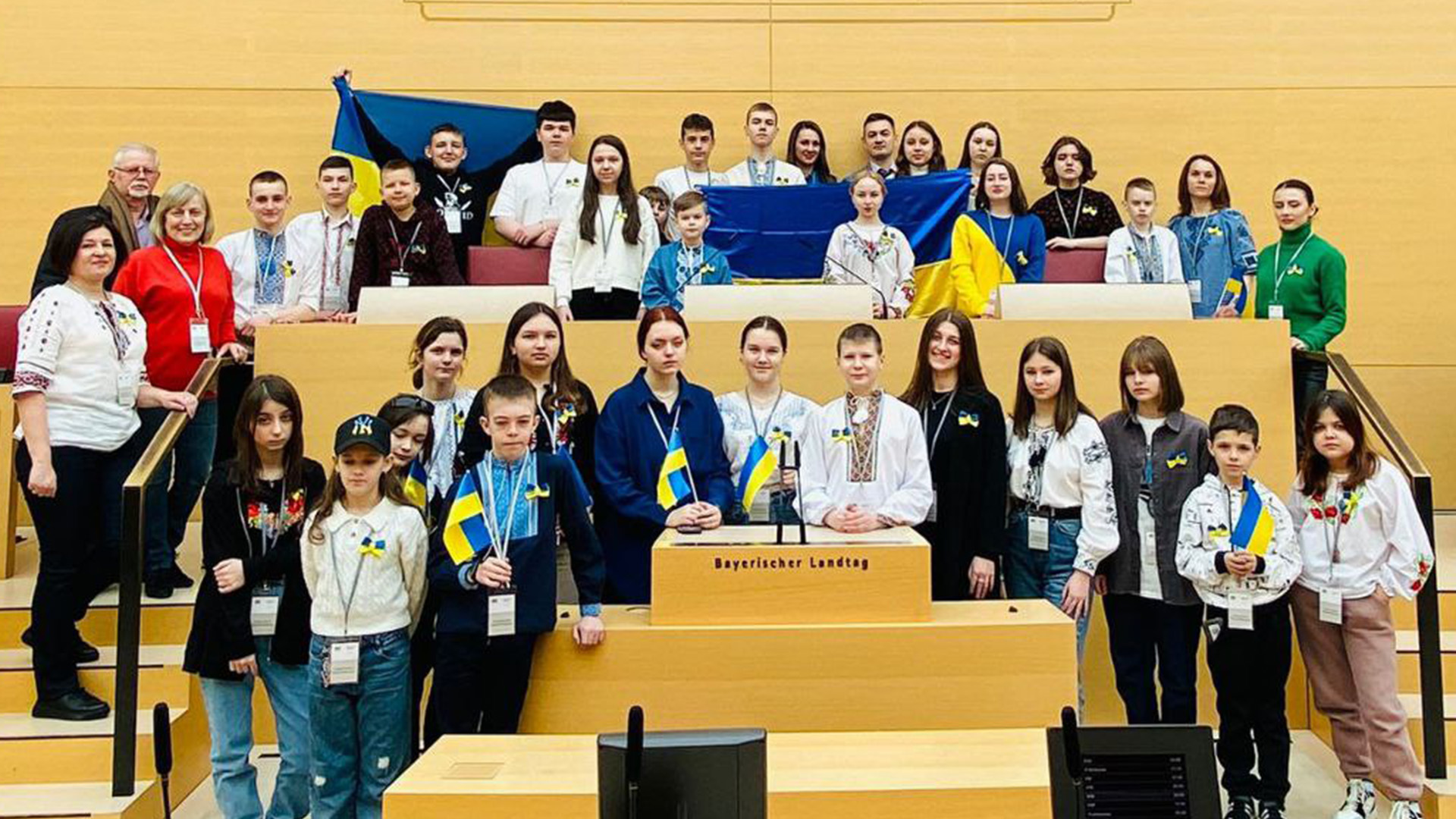 Kinder aus der Ukraine besuchen den Bayerischen Landtag.