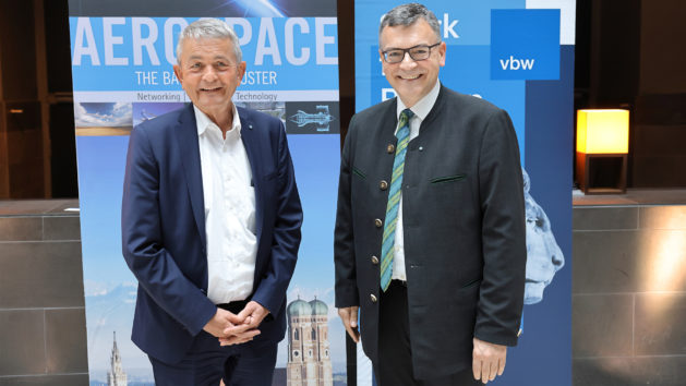 Der Hauptgeschäftsführer der vbw – Vereinigung der Bayerischen Wirtschaft e. V., Bertram Brossardt (links), und Staatsminister Dr. Florian Herrmann, MdL (rechts), beim bavAIRia/vbw Defence Forum in München. © vbw