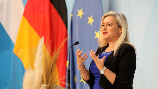 Bei der Verleihung der Europa-Medaille, hält Europaministerin Melanie Huml, MdL, eine Rede.