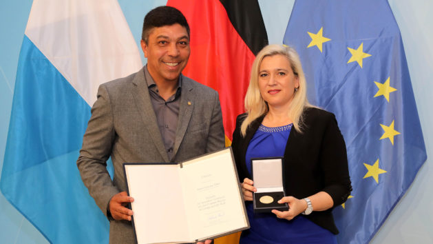 Giovane Élber und Europaministerin Melanie Huml.