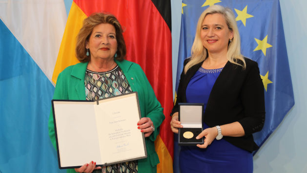 Sara Schmerz und Europaministerin Melanie Huml.