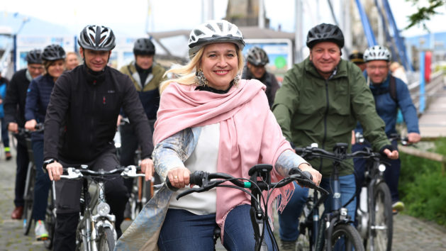 Europaministerin Melanie Huml (Mitte) und Verkehrsminister Christian Bernreiter (rechts) bei einer Radtour anlässlich 40 Jahre Bodensee-Radweg.