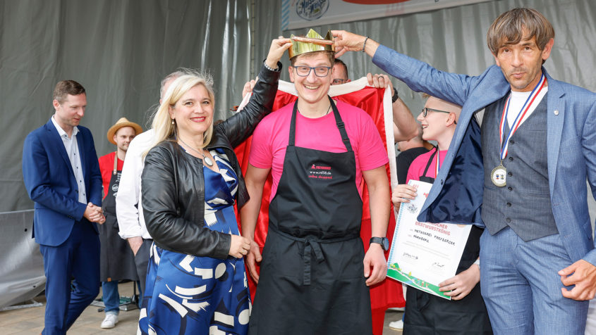 10. Fränkischer Bratwurstgipfel in Pegnitz: Europaministerin Melanie Huml und der Erste Bürgermeister der Stadt Pegnitz, Wolfgang Nierhoff küren die Metzgerei Freyberger KG zum Sieger.
