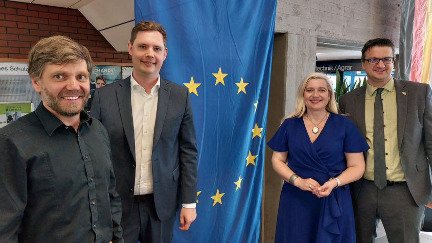 Europatag an der Staatlichen Berufsschule I Bamberg unter anderem mit dem Zweiten Bürgermeister der Stadt Bamberg, Jonas Glüsenkamp (2. von links), Europaministerin Melanie Huml (2. von rechts) und dem Schulleiter Christian Käser (rechts). © Staatliches Berufliches Schulzentrum Bamberg (Berufsschule 1)