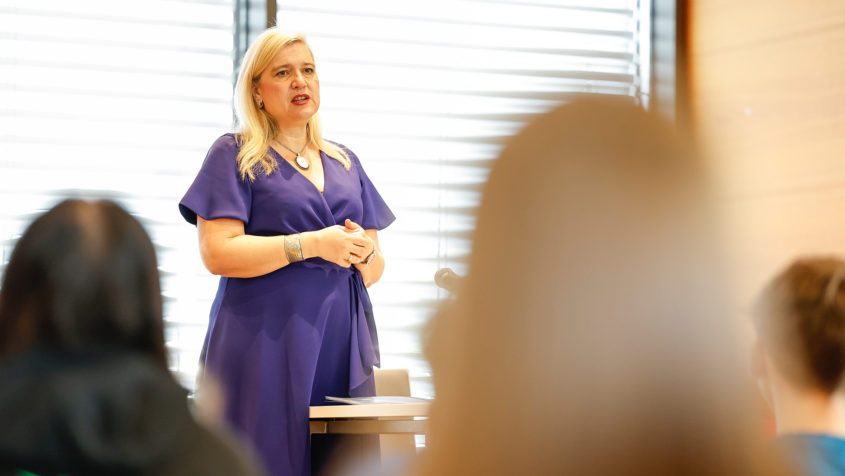Europaministerin Melanie Huml besucht anlässlich des EU-Schulprojekttags die Mittelschule Altenburgblick in Stegaurach.