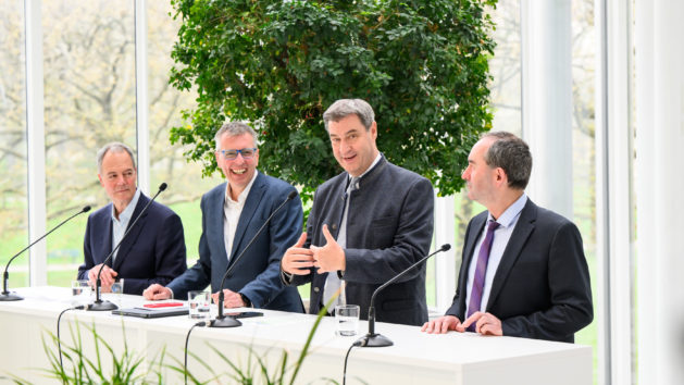 Ministerpräsident Dr. Markus Söder, MdL, bei der Pressekonferenz: "Guter Tag für Bayern: Ein großes Forschungszentrum für Halbleiter-Chiptechnologie kommt in den Freistaat! Wir geben heute den Startschuss zum Innovationsprojekt für die Chip-Forschung gemeinsam mit ZF Friedrichshafen und Wolfspeed."