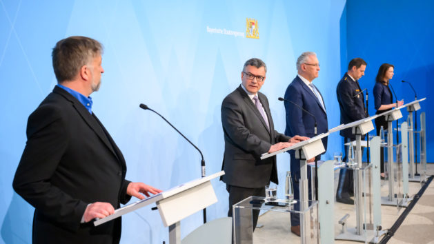 Pressekonferenz mit dem 1. Vorsitzenden des Bayerischen Journalisten-Verbands e.V., Michael Busch, Medienminister Dr. Florian Herrmann, MdL, Innenminister Joachim Herrmann, MdL, dem Leitenden Polizeidirektor der Bayerischen Polizei, Christian Huber, und der Geschäftsführerin Medien.Bayern. GmbH, Lina Timm (v.l.n.r.).